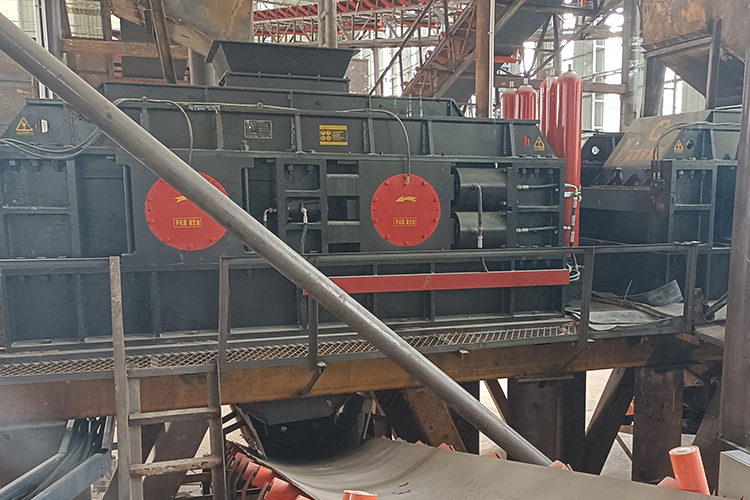 How to choose roller sand making machine for different stone quarries and sand and gravel plants?